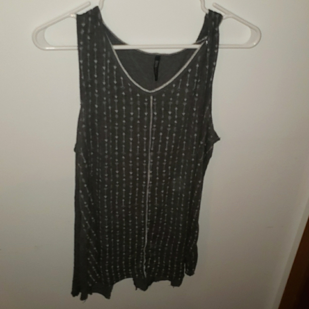 Xl tank grey with arrows all over